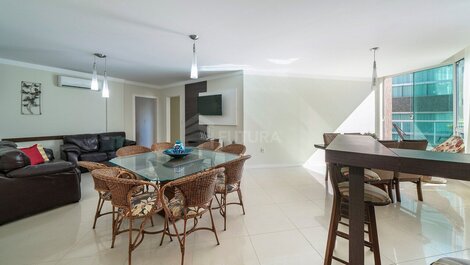 Beachfront Apartment with 03 Suites in Bombas