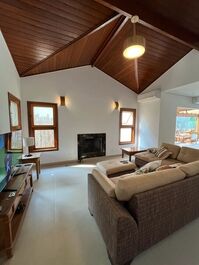 Casa em condomínio na praia da Baleia CA0247