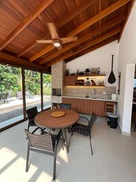 Casa em condomínio na praia da Baleia CA0247