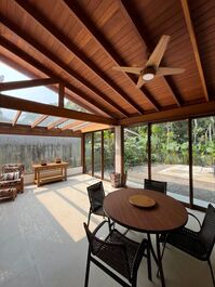 Casa em condomínio na praia da Baleia CA0247