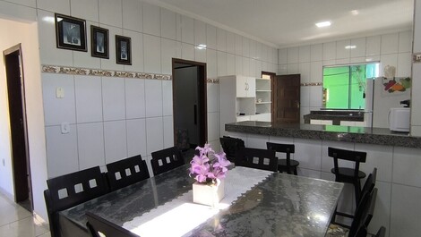 Cód. D004-CASA 2 QUARTOS,SENDO 1 SUÍTE,C/AR, 06 PESSOAS, ANTONIO TITO