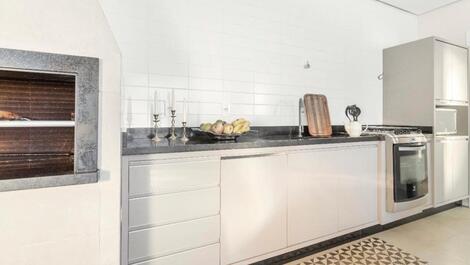 Beachfront House with Pool/ Daniela Beach/ Jurerê/Florianópolis