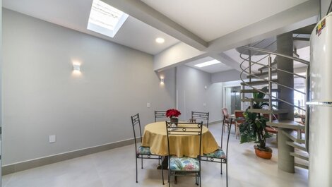 CASA BEIRA À MAR 🌊, 04 QUARTOS - 9 PESSOAS EM BOMBINHAS