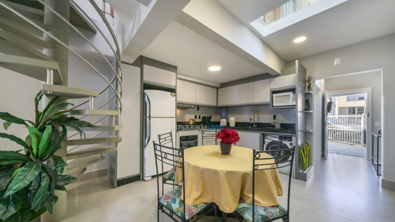 Casa para aluguel de temporada em Bombinhas (Praia de Bombas)