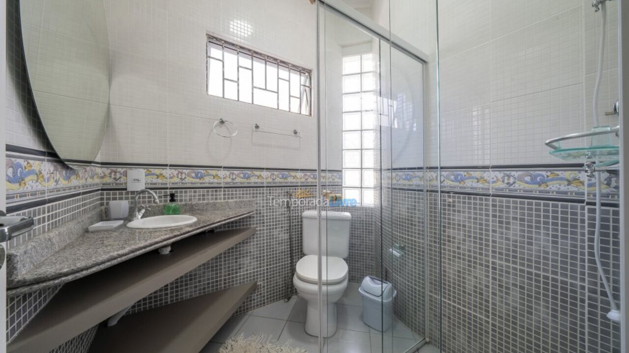 Casa para aluguel de temporada em Bombinhas (Praia de Bombas)