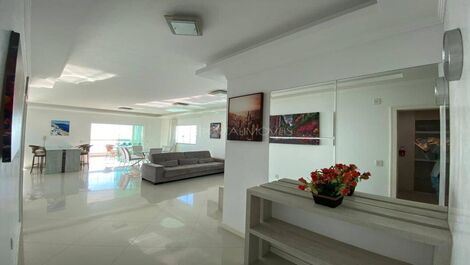 Apartment with 02 suites facing the street with a panoramic view.