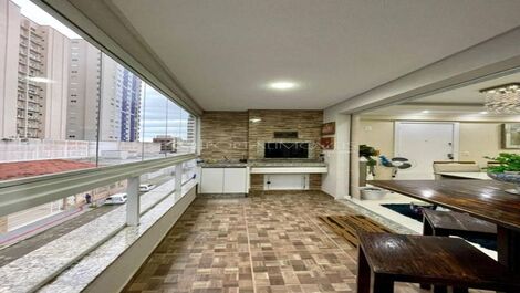 Lindo apartamento com 2 dormitórios na Meia Praia