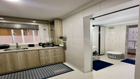 Lindo apartamento com 2 dormitórios na Meia Praia