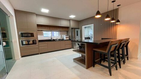 Golden Home - 3 suítes para Locação Temporada em Meia Praia/SC