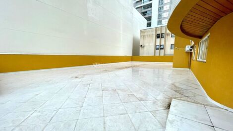 Apto com terraço enorme, 3 dormitórios, 150 metros da praia