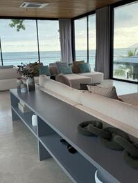 Casa linda na praia da baleia