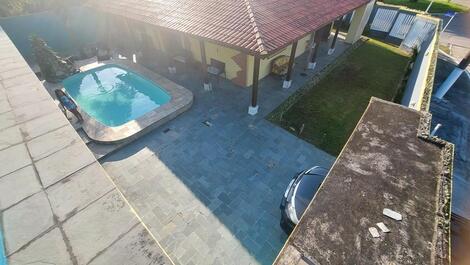 Hermosa Casa con Piscina y Salón de Juegos y Está Cerca de la Playa