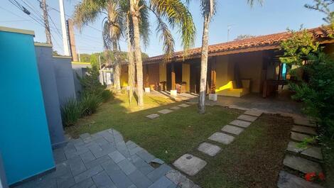 Hermosa Casa con Piscina y Salón de Juegos y Está Cerca de la Playa