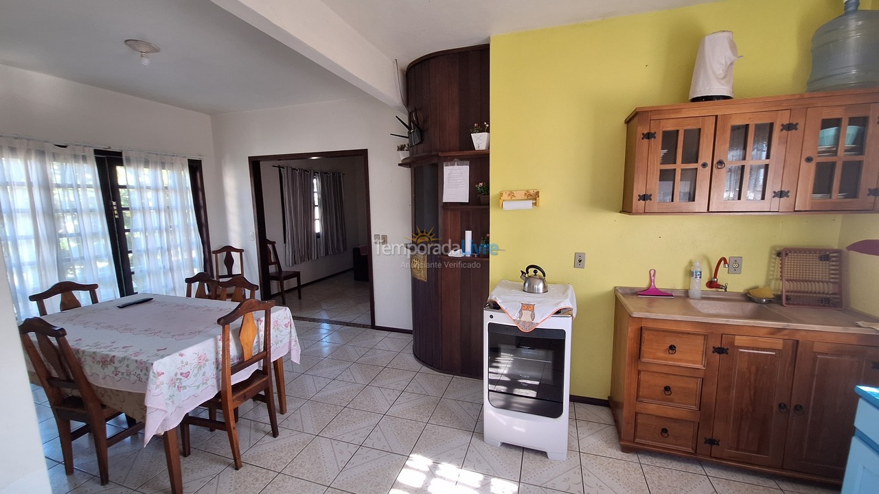 Casa para aluguel de temporada em São Francisco do Sul (Praia do Ervino)