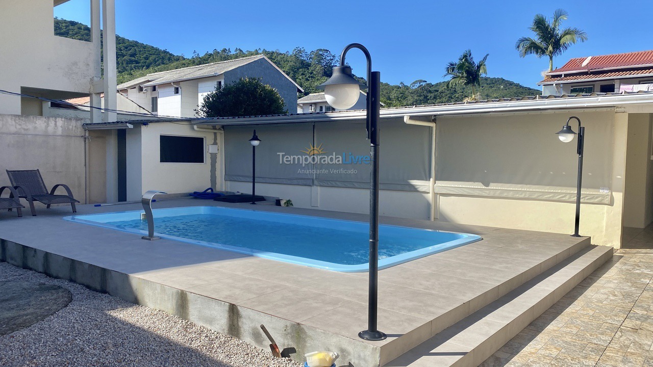Casa para aluguel de temporada em Porto Belo (Centro)