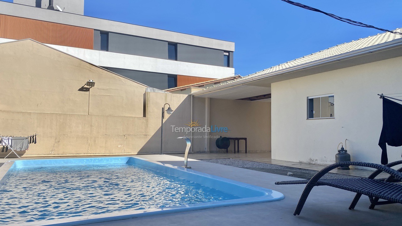 Casa para aluguel de temporada em Porto Belo (Centro)