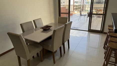 Cobertura C/piscina e churrasqueira p/ 15 pessoas, 2 Suítes C/Ar cond.