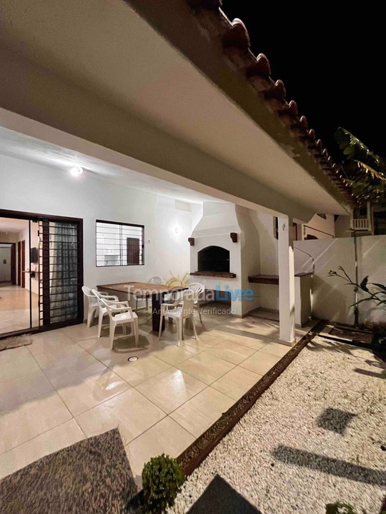 Casa para aluguel de temporada em Bombinhas (Praia de Bombas)