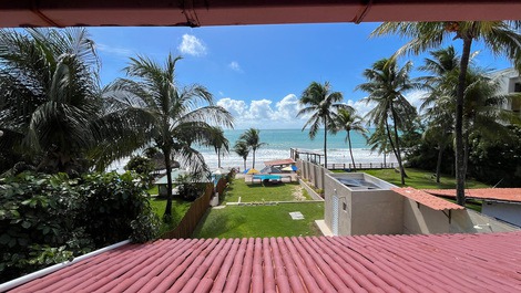 Casa de pie en la arena