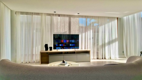 Mansão em Guarajuba – 7 Suítes a 50m da Praia!