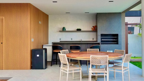 Mansão em Guarajuba – 7 Suítes a 50m da Praia!