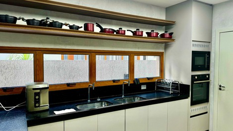 Mansão em Guarajuba – 7 Suítes a 50m da Praia!