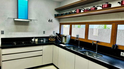 Mansão em Guarajuba – 7 Suítes a 50m da Praia!