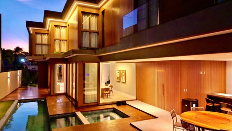 Mansão em Guarajuba – 7 Suítes a 50m da Praia!