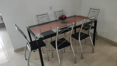 Além de bancada na cozinha, temos mesa com 6 cadeiras