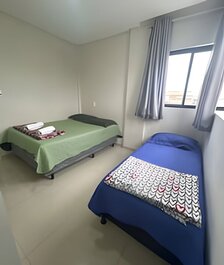 03 habitaciones (aire acondicionado y ventilador), capacidad para 10 personas, garaje.