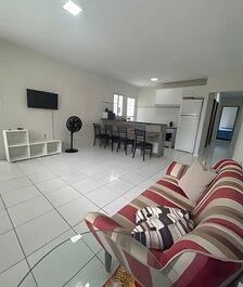 Hasta 10 personas, cerca de centro comercial, aire acondicionado, garaje.