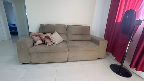 Para 10 personas, 03 habitaciones con aire acondicionado y ventilador, garaje.