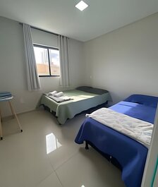03 habitaciones (aire acondicionado y ventilador), capacidad para 10 personas, garaje.