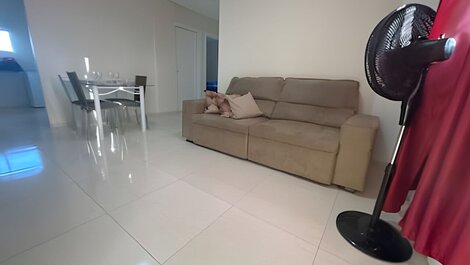 Para 10 personas, 03 habitaciones con aire acondicionado y ventilador, garaje.