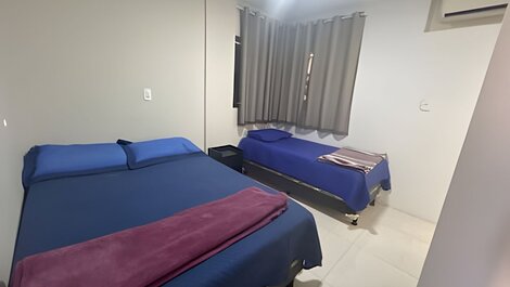 Para 10 personas, 03 habitaciones con aire acondicionado y ventilador, garaje.