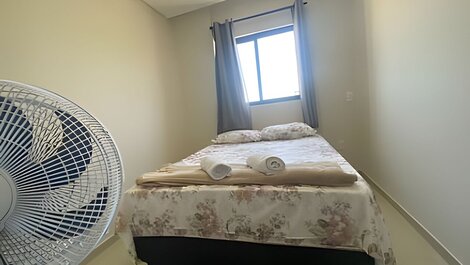 03 habitaciones (aire acondicionado y ventilador), capacidad para 10 personas, garaje.