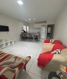 Hasta 10 personas, cerca de centro comercial, aire acondicionado, garaje.