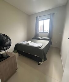 03 habitaciones (aire acondicionado y ventilador), capacidad para 10 personas, garaje.