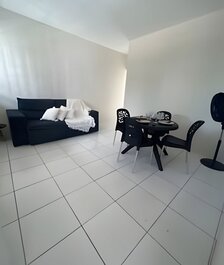 Close to shopping mall, for 10 people, air conditioning and garage