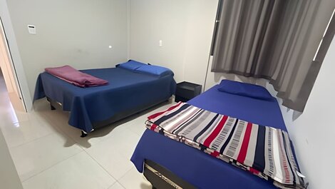 Para 10 personas, 03 habitaciones con aire acondicionado y ventilador, garaje.