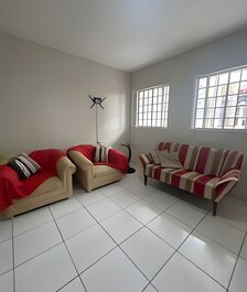 Hasta 10 personas, cerca de centro comercial, aire acondicionado, garaje.