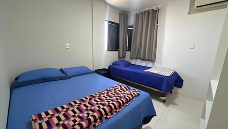 Para 10 personas, 03 habitaciones con aire acondicionado y ventilador, garaje.