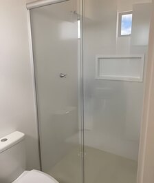 Para 10 personas, 03 habitaciones con aire acondicionado y ventilador, garaje.