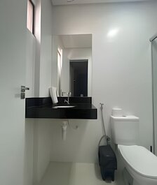 Para 10 personas, 03 habitaciones con aire acondicionado y ventilador, garaje.