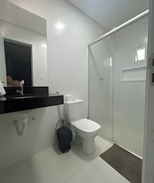 Para 10 personas, 03 habitaciones con aire acondicionado y ventilador, garaje.