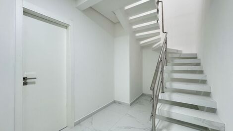 Cobertura Duplex com Piscina a Poucos Metros do Mar