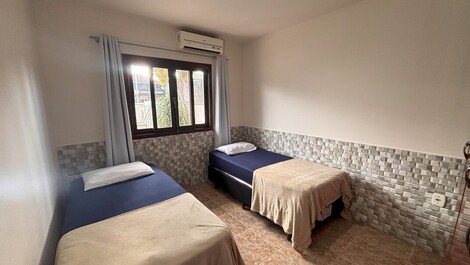 Alquiler vacacional en Bombas – Casa con piscina