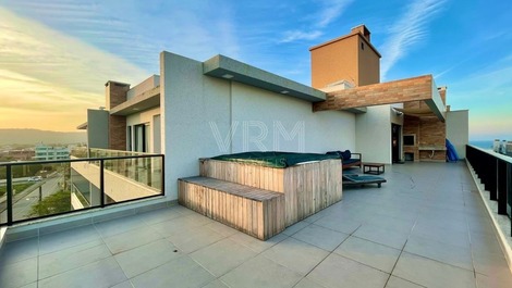 Ático dúplex con jacuzzi, piscina y vistas al mar