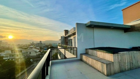 Ático dúplex con jacuzzi, piscina y vistas al mar