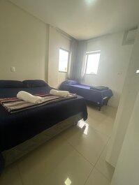 03 habitaciones (aire acondicionado y ventilador), capacidad para 10 personas, garaje.